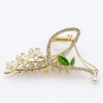 Blossom Grace Floral Hair Claw Clip with Pearl Drop – Spring Grip Type