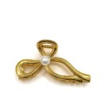 Lustrous Loop Bow Hair Claw Clip with Pearl – Metallic Spring Claw Type