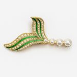 Emerald Bloom – Leaf Claw Clip with Green Enamel & Pearl Accents